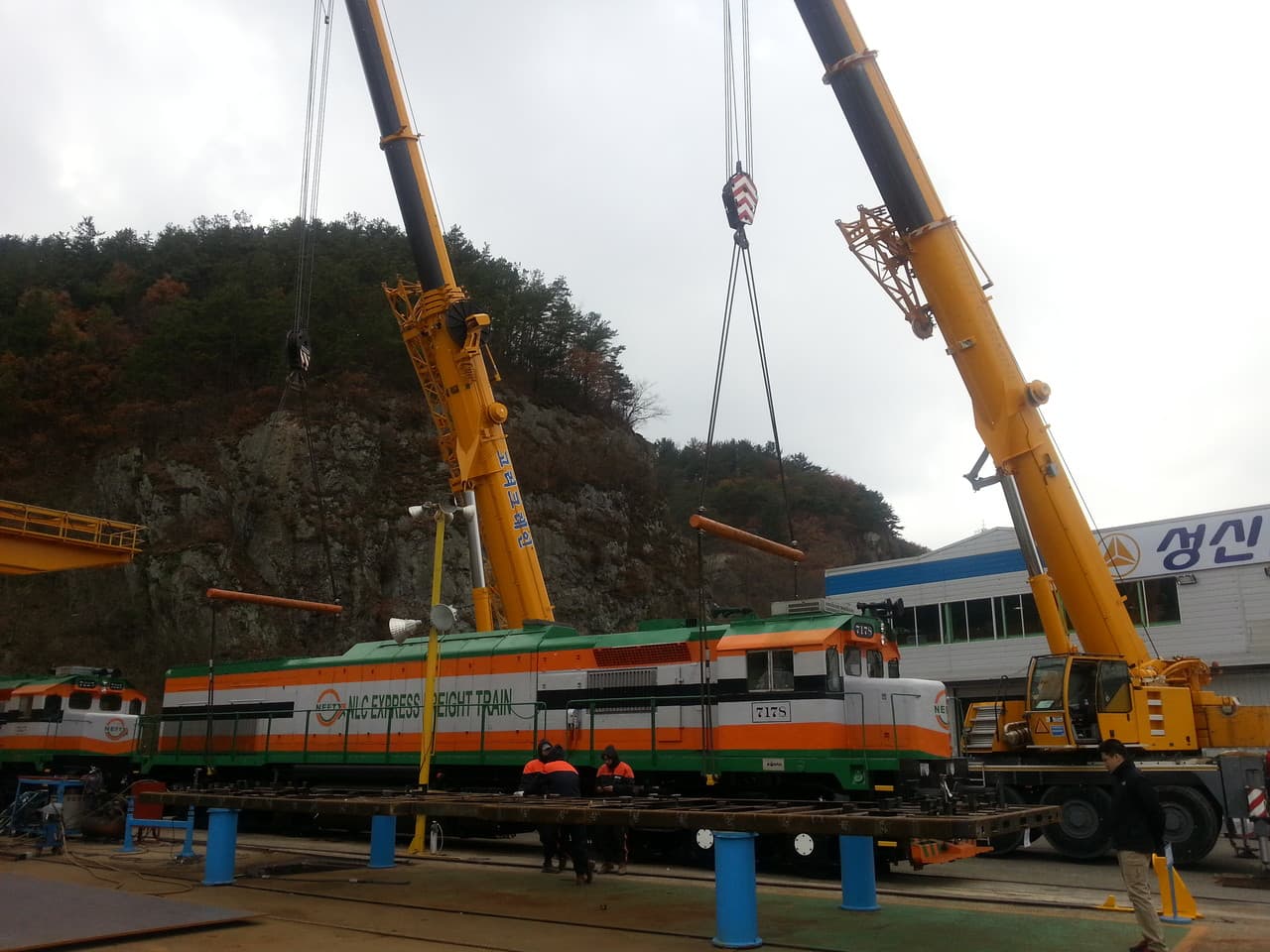 Locomotive Lifting Operation